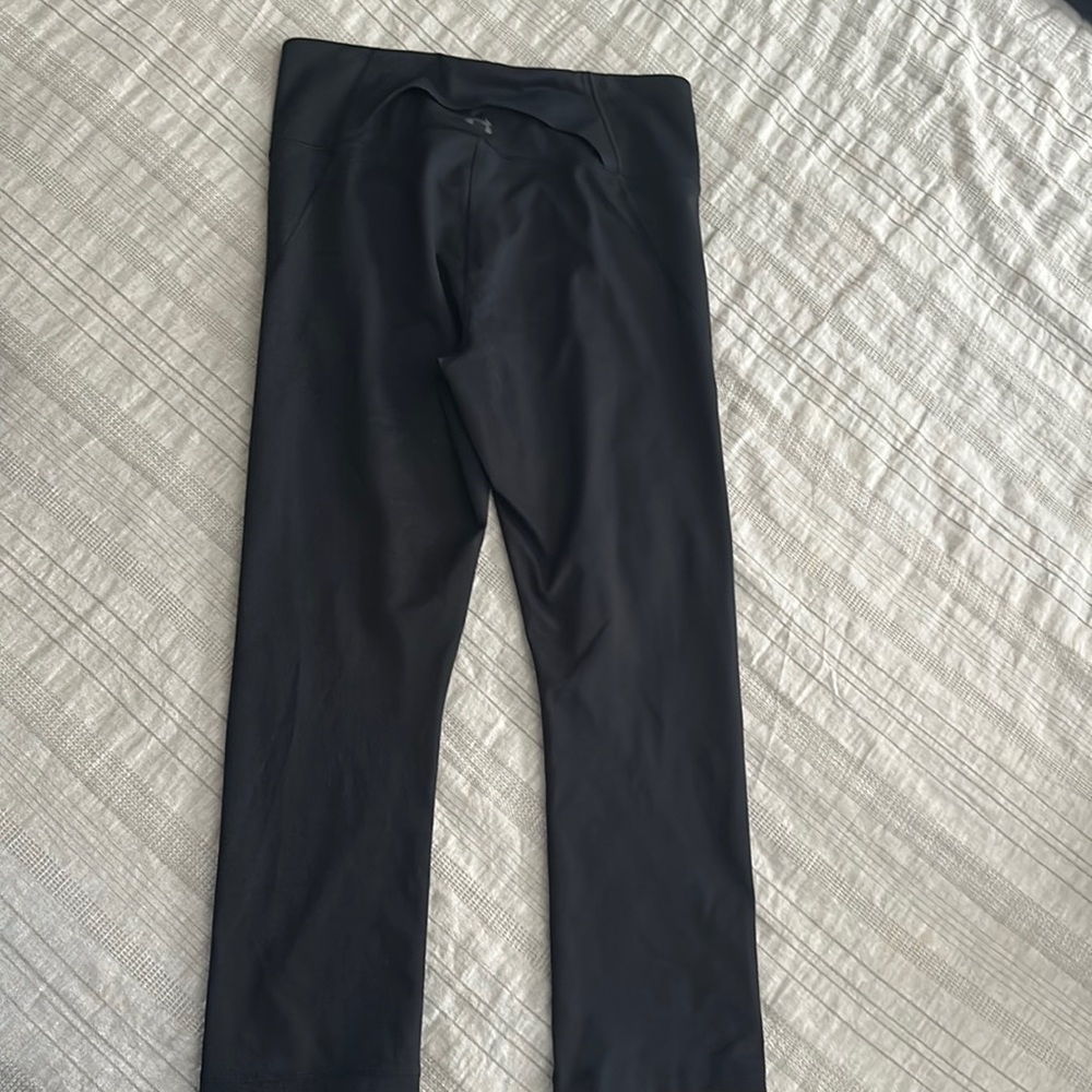 UnderArmor black Capri length leggings! Size medium